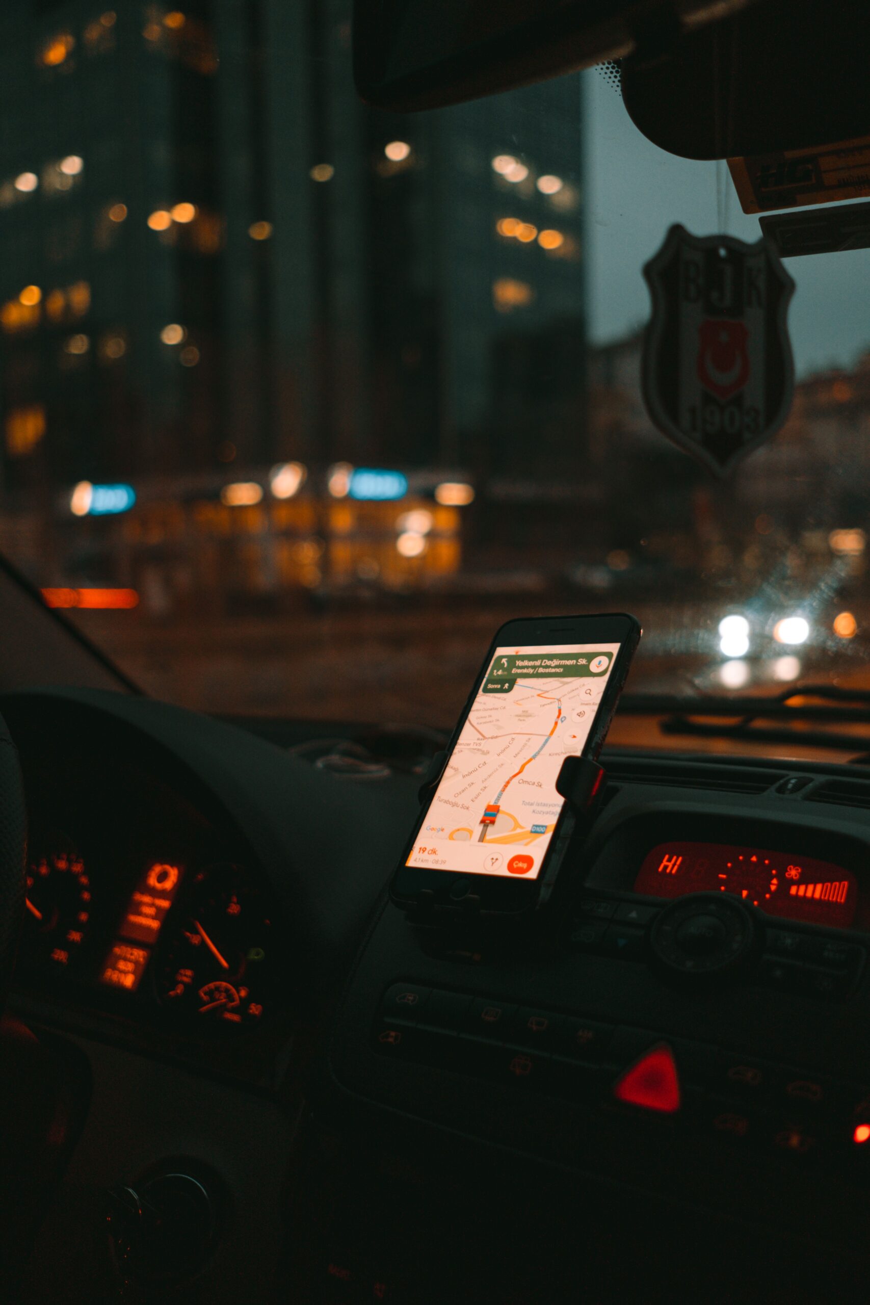 Géolocalisation et RGPD : téléphone portable montrant une carte et des marqueurs de localisation